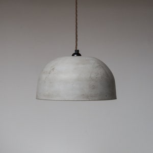 Paralume a sospensione LARGE DOME in grigio cemento / Minimal / Lampada da soffitto industriale / Cemento / Gesso / Bianco sporco /