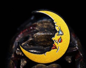 悲しい月の刺繍入りアイロンパッチ