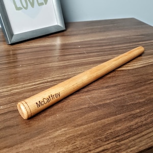 Peut inclure: Un rouleau à pâtisserie en bois avec le nom "McCaffrey" gravé dessus.