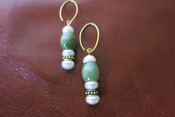 Vintage Chinese Jadeite Jade Earrings, w Pearls 2… - image 1