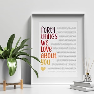 K&ouml;nnte beinhalten: Ein gerahmter Druck mit wei&szlig;em Hintergrund und einem farbenfrohen Verlaufsdesign. Der Text lautet "Vierzig Dinge, die wir an dir lieben" mit einem Herzen unten. Der Text ist eine Liste von Dingen, die die Person an jemandem liebt.