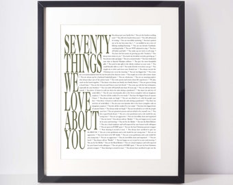 Pode incluir: Uma impressão emoldurada em preto e branco com um texto sobreposto em verde que diz "Seventy Things We Love About You". O texto é uma lista de 70 coisas que alguém ama em outra pessoa.