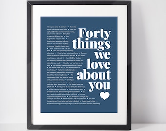 Peut inclure: Une impression murale imprimable bleu et blanc avec le texte "Quarante choses que nous aimons chez toi" et un cœur. Le texte est en gras, en blanc.