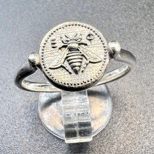 Anillo de sello de la Abeja de Artemisa, plata de ley, minimalista, con moneda antigua, joyería hecha a mano inspirada en la mitología griega.