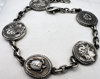 Pulseira com pingentes de moedas da Grécia Antiga – Atena, Coruja, Medusa, Hélio, Tartaruga e Hércules em prata de lei.
