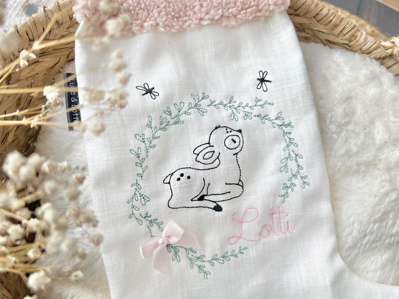 Embroidery file Lying deer in a wreath of leaves 16x26 image 2