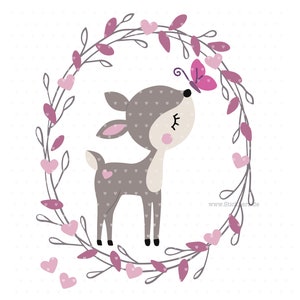 以下が含まれることがあります： ピンクの斑点と閉じられた目をしたかわいい灰色の鹿が、灰色の体とピンクの羽根を持つピンクの蝶を見上げています。鹿は、ピンクのハートが付いた灰色の枝の輪で囲まれています。