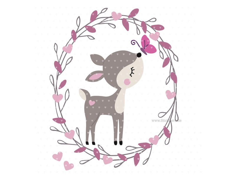 以下が含まれることがあります： ピンクの斑点と閉じられた目をしたかわいい灰色の鹿が、灰色の体とピンクの羽根を持つピンクの蝶を見上げています。鹿は、ピンクのハートが付いた灰色の枝の輪で囲まれています。