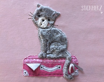 Stickdatei Kätzchen auf dem Koffer 18x30 Doodle
