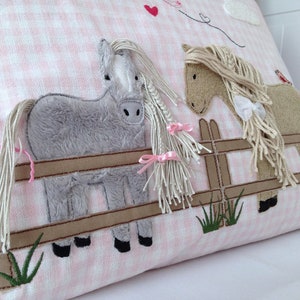 File da ricamo 3D cavalli con recinzione doodle 3D
