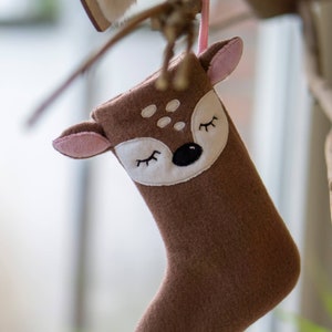 Fichier de broderie ITH Bottes de Père Noël avec visages d&#39;animaux faon et renard pour le cadre à broder 18x30