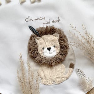 13x18インチのフレーム用刺繍ファイル「シッティングライオン」リノセット