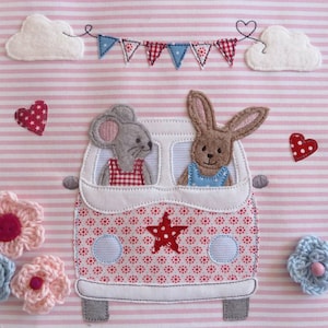 Könnte beinhalten: Ein weißer Van mit roten Punkten und einem roten Stern an der Seite. Eine graue Maus und ein braunes Kaninchen sitzen auf den Vordersitzen. Der Van ist von rosa und weißen Wolken und roten Herzen umgeben.