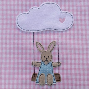 Stickdatei Hase auf Wolkenschaukel 13x18 Doodle Bild 2