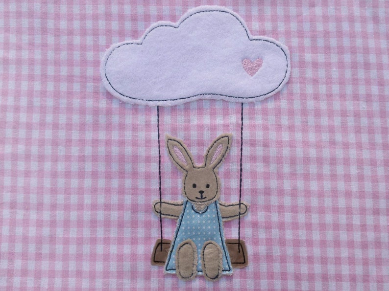 Stickdatei Hase auf Wolkenschaukel 13x18 Doodle Bild 2