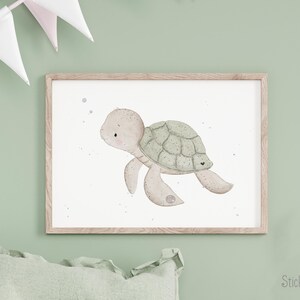 Peut inclure: Une illustration aquarelle d'une tortue de mer nageant dans l'océan. La tortue est brun clair avec une carapace verte et a un petit visage mignon. L'arrière-plan est blanc avec des points bleu clair.