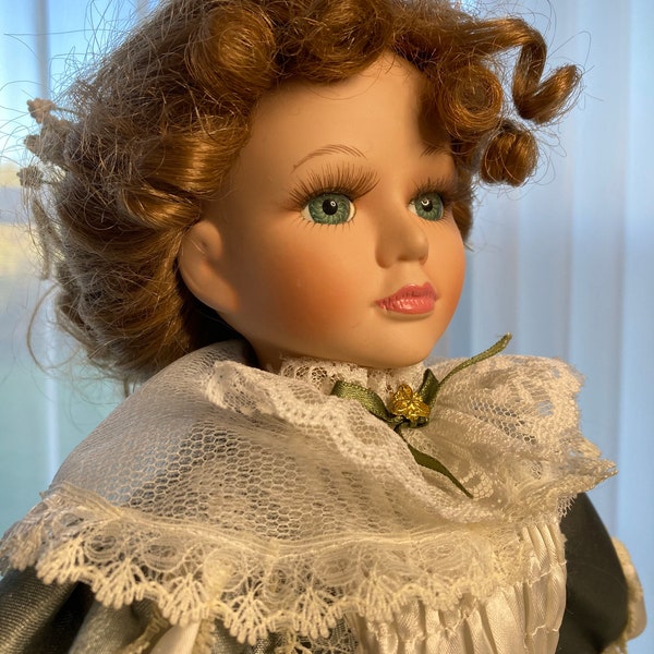 Porseleinen pop met Victoriaanse salie jurk