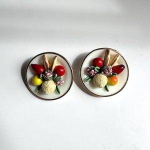 Kolczyki-klipsy w kształcie białego kosza z owocami inspirowane stylem vintage: biżuteria w stylu retro lat 50. dla niej
