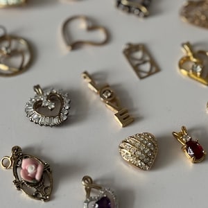 Pingentes vintage em metais mistos: folheados a ouro, banhados a ouro e em aço inoxidável para confecção de joias.