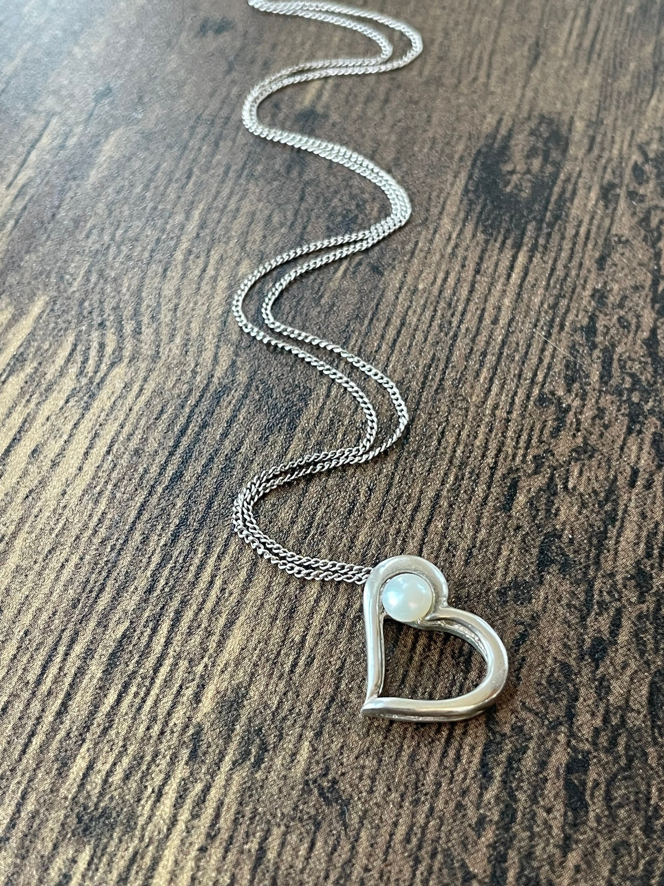 Silver Heart Choker Curvy Polished Silver 3/4inch Puffy Heart Made by Avon Silver Curb Chain 14-16.5 inch Length Vintage 1990s
