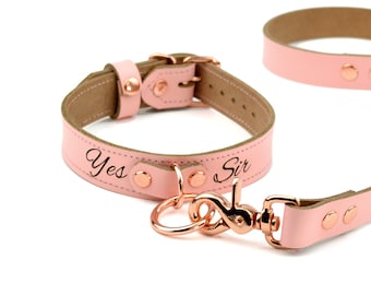 Individuell graviertes, pfirsichrosa Lederhalsband mit Leine | Bondage-Choker in Roségold