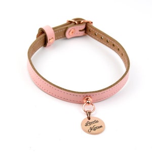 Blush Pink Leder Amare Day Halsband mit individuell graviertem Rosegold runden Anhänger | Kleines Kätzchen Submissive Petplay Choker | Col39PdBlPnkRg