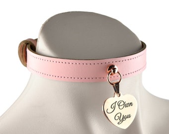 Collier en cuir rose blush avec pendentif coeur d’amour en or rose gravé sur mesure | Collier de jour de bondage soumis DDLG fabriqué à la main | Col40BlPnkHpd