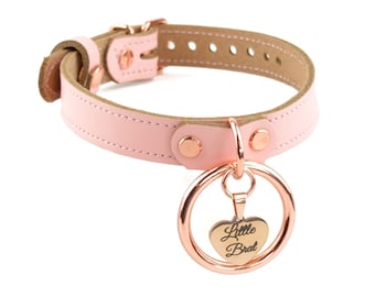 Erröten Rosa Lederhalsband mit Ring & Individuell graviertem Rose Gold Love Heart Anhänger | Devote Kleine Göre DDLG Choker | Col40BPnkkRgEngRng