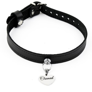 Schwarzes Leder Amare Day Halsband mit individuell graviertem Silber Herz Anhänger - &#39;Owned&#39; | Handgefertigtes niedliches Choker-Sub-Geschenk | Col39HrtPdBlkslv