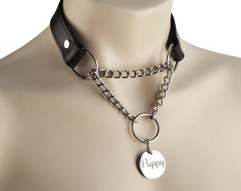 Collier de jour Martingale gravé sur mesure en cuir noir avec pendentif rond argenté | Cadeau soumis Kink BDSM Choker fabriqué à la main | Col46BlkRg