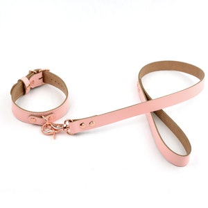 Atemberaubendes Blush Pink Lederhalsband & Leine | Handgefertigt mit Rose Gold Hardwares | Aurum Premium genähtes Unterwürfiges Halsband | Col41BlPnk