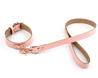 Atemberaubendes pfirsichrosa Lederhalsband mit passender Leine | Handgefertigt mit roségoldenen Beschlägen | Aurum Premium-Halsband für unterwürfige Frauen