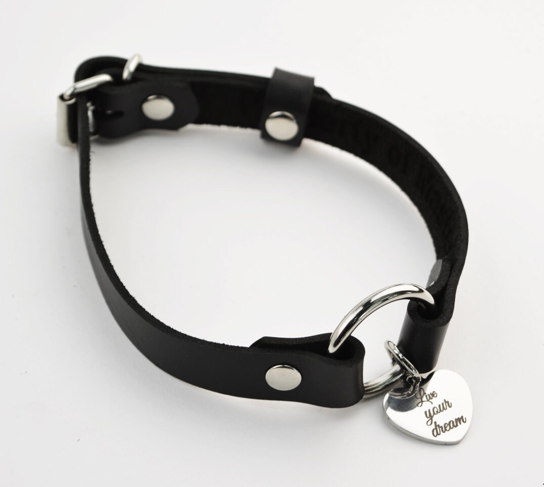 秘密のメッセージカスタム刻印入りラブハート首輪 | シルバーOリングと