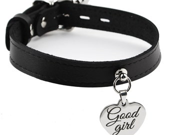 Gargantilla de cuero grabada a medida / Collar negro con colgante de corazón plateado