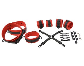 Conjunto completo de ataduras de cuero rojo de lujo con herrajes negros: collar, esposas para muñecas, tobillos y muslos, conector, broches y candados.