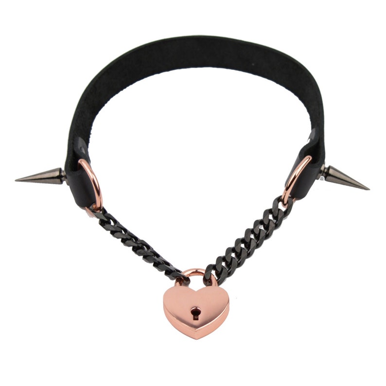 Collier chaîne en cuir noir avec pointes et cadenas coeur d'amour en or rose AURUM fabriqué à la main par Mercy Industries Col34BlkRg image 1