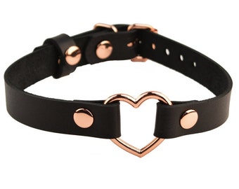 Collier en cuir personnalisé avec coeur d&#39;amour gravé en or rose à message secret | Tour de cou de jour DDLG Kink Pet Play Fétiche de Soumission fabriqué à la main | Col53rg