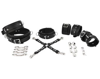 Conjunto de ataduras de cuero negro de lujo con herrajes de acero: collar, esposas para muñecas, tobillos y muslos, conector, mosquetones y candados.