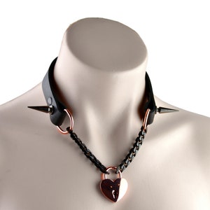 Collier chaîne en cuir noir avec pointes et cadenas coeur d'amour en or rose AURUM fabriqué à la main par Mercy Industries Col34BlkRg image 2