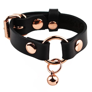 Pulsera con mensaje secreto y cascabel para gatitos, grabada a medida. Cuero artesanal con anilla en oro rosa y cascabel. wb7rgbl