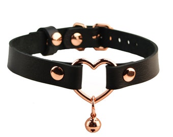Collier message secret personnalisé en cuir gravé avec coeur en or rose et grelot pour chaton | Tour de cou artisanal avec chaton soumis pour animal de compagnie | Col53rg