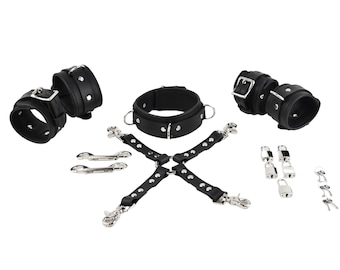 Conjunto de ataduras de cuero negro de lujo con herrajes plateados: collar, esposas para muñecas y tobillos, conector cruzado, mosquetones y candados.