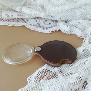 Lente d'ingrandimento tascabile vintage anni '70 con custodia in pelle - Strumento ottico retrò per la lettura e l'esplorazione