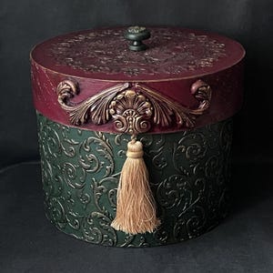 Ronde decoratieve doos met deksel in vintagestijl Romantische grote hoedendoos Frans landelijk boudoiraccent Cottagecore-accentstuk Vintage bedeldecor
