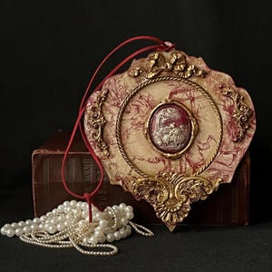 Rode hangende Toile de Jouy-ornamenten Frans provinciaal decor Shabby Chic decoratief ornament Vintage houten accenten Franse pastorale scène