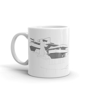 Könnte beinhalten: Weiße Keramiktasse mit einer Schwarzweiß-Zeichnung eines modernen Hauses auf der Seite.