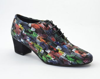 Elegantes zapatos de baile tipo oxford para mujer, en piel muy suave de color negro y estampados multicolor.