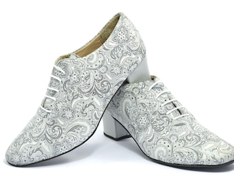 Scarpe Oxford in pelle grigia con stampa paisley: scarpe da allenamento eleganti e comode