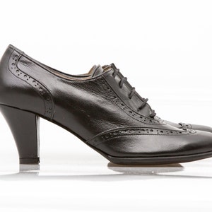 Elegant women oxfords shoes with brogues, vintage, in soft black leather