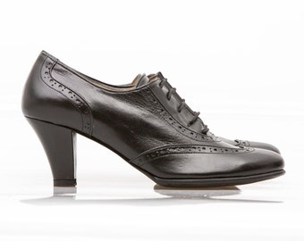 Elegant women oxfords shoes with brogues, vintage, in soft black leather